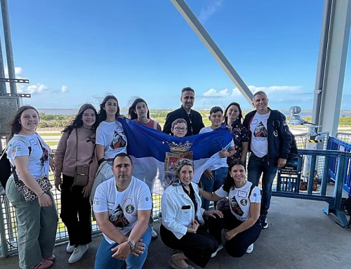 Niños sevillanos visitan la misión de la NASA a la luna justo antes de su despegue